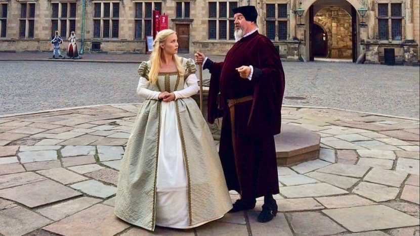 Ophelia and Polonius in the great courtyard